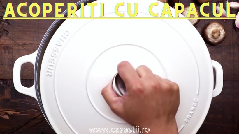 Capacul deasupra pentru supa crema de ciuperci