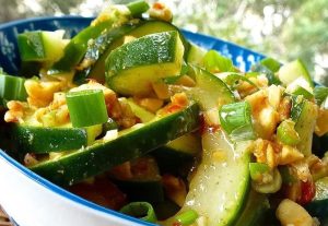 Salată Picantă De Castraveți Și Arahide